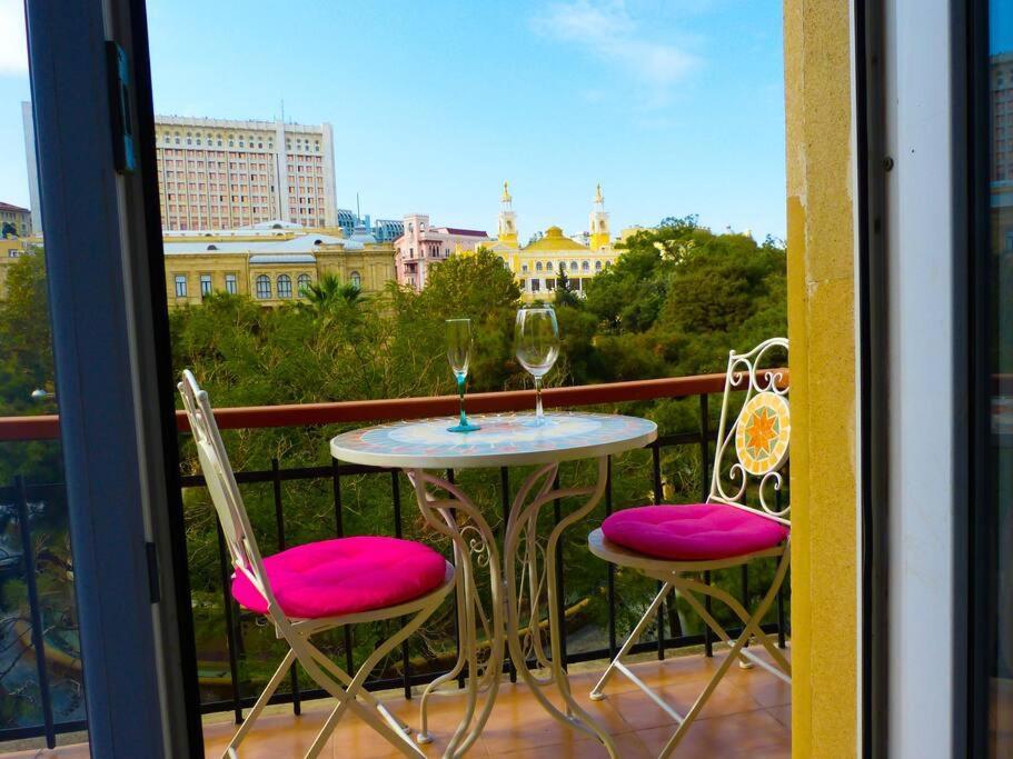 Live-Inn Stunning Apartment On Azneft Sq With President Palace & Old City Views Baku Luaran gambar